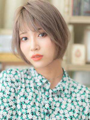 外国人風シルキーベージュ前下がりミニボブ　エアストレート