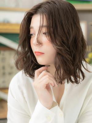 大人ハイライト濡れ髪くせ毛風センターパート　鎖骨ミディアム