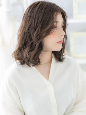 大人ハイライト濡れ髪くせ毛風センターパート　こなれヘア