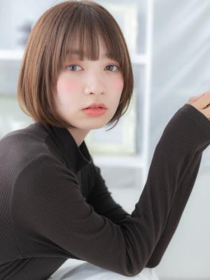 外国人風暖色系カラー小顔切りっぱなしボブ　ニュアンスカラー