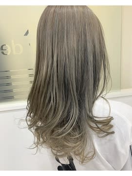 柔らかく透けるグレージュ