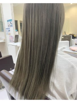柔らかく透けるグレージュ