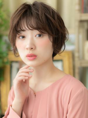 くすみカラーくせ毛風前下がりマッシュボブ　束感ショート