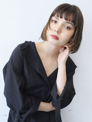 ぱっつん前髪レイヤーウルフ大人可愛いモード小顔ヘア	