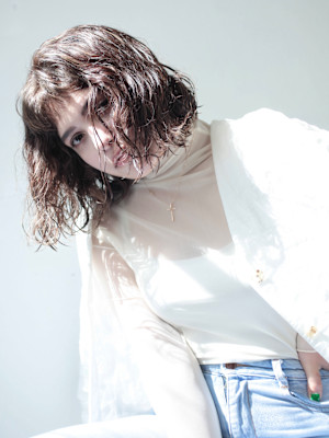 顔まわりレイヤー前髪ありイメチェンレイヤーカットこなれミディ