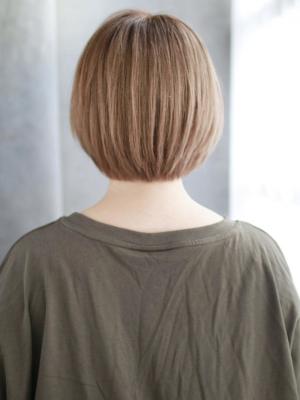 ハイトーンベースのストレートボブ