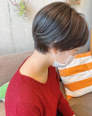耳にもかけられて女性らしいハンサムショート