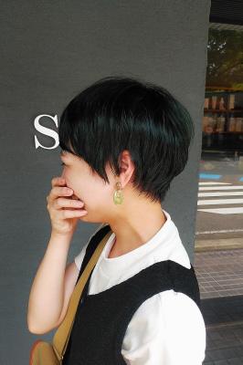 ゆるふわパーマ個性的グリーンヘアカラー