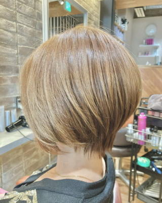 イルミナカラー＋前下がりボブ＋カーキグレージュ