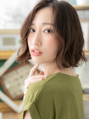 アシンメトリーかきあげ前髪くせ毛風小顔ボブヌーディーベージュ
