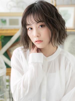 イヤリングカラー外国人風小顔ゆるふわミディ　ニュアンスカラー