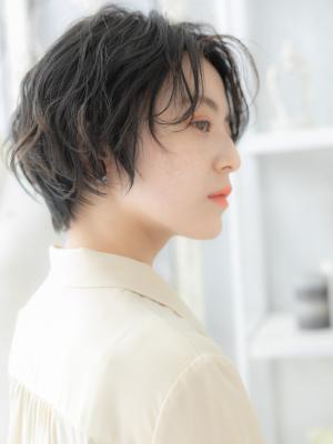 大人かわいい黒髪ウェットヘア束感ショート　前髪なしショート