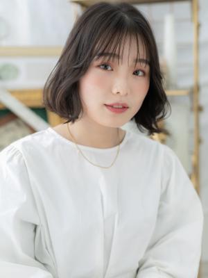 くせ毛風エアリーミディ黒髪大人ハイライト　グレイアッシュ