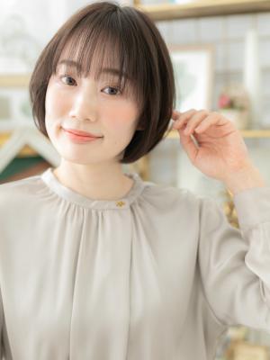 ナチュラル大人かわいい前下がりボブショート　グレイアッシュ