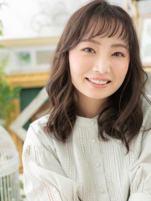 くせ毛風エアリーミディ小顔オン眉斜めバング　グレーベージュ