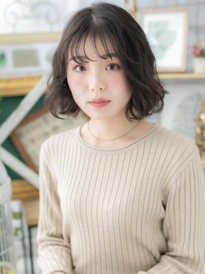 暗髪バレイヤージュ小顔くせ毛風ウェットヘア　前髪パーマ