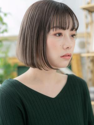 黒髪インナーカラー前下がり切りっぱなしボブ　ぱっつん前髪