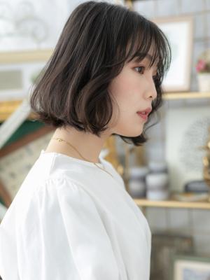 くせ毛風エアリーミディ黒髪大人ハイライト　アッシュブラック