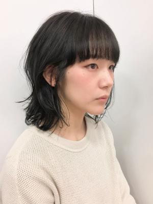 顔周りレイヤー×ミディアムウルフ