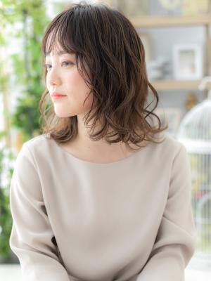 黒髪バレイヤージュ前下がりミディアムウルフ　ヘルシースタイル