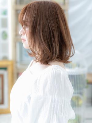 大人かわいい小顔くせ毛風ミディアムウルフ　ベージュピンク