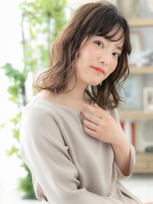 黒髪バレイヤージュ前下がりミディアムウルフ グレージュカラー 黒髪バレイヤージュ前下がりミディアムウルフ グレージュカラー