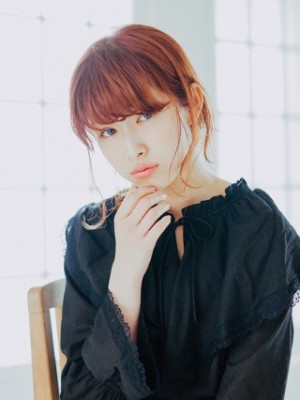 三つ編みでルーズダウンヘア 三つ編みでルーズダウンヘアのイメージ画像