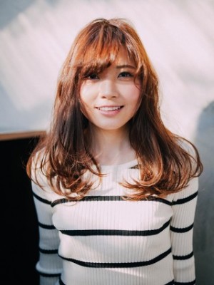 風に揺れるナチュラルカールロング
