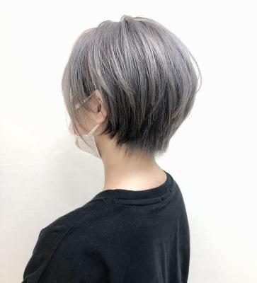 ショートボブ×シルバーグレージュ