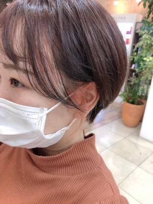 丸みショートボブ　サイドバング　アクセサリーシアーピンク