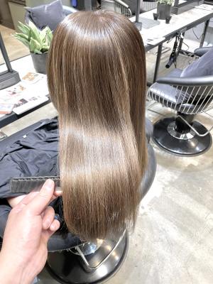 肌馴染みのいいナチュラルハイライト　美髪　ホワイトベージュ