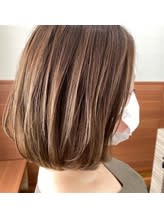 バレイヤージュで毛先弾むこなれボブ