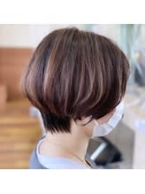 首元スッキリで冬服を可愛らしく着こなすモテショート