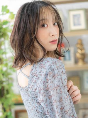 韓国風インナーカラー大人ハイライトロブヘア　ニュアンスカラー