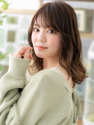 こなれ感ウェットヘアゆるふわエアリーミディ　アッシュオリーブ