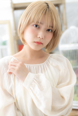 外国人風大人かわいい前下がり小顔金髪ボブ　ホワイトブリーチ