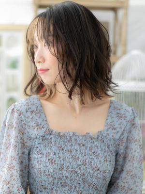 韓国風インナーカラー大人ハイライトロブヘア ロングボブ 韓国風インナーカラー大人ハイライトロブヘア ロングボブのイメージ画像