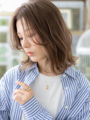 外国人風インナーカラーかきあげ前髪ロブヘア　ニュアンスカラー