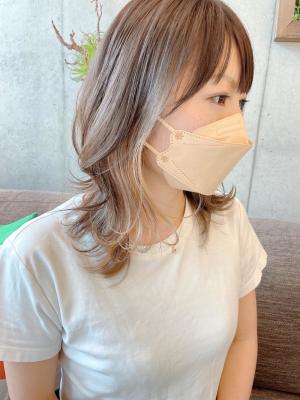 透明感インナーカラーグレージュのミディアムヘア