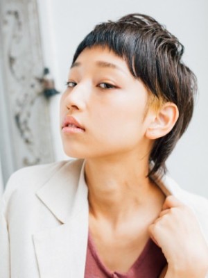 さりげない個性派ショートスタイル