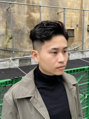 かきあげアップバングスタイル　フェード風癖毛ヘア
