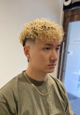 金髪ツイストスパイラル　ブリーチ毛にパーマ