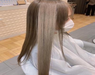 グレージュカラーの艶髪ロングヘアのイメージ画像