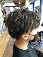 ツイストスパイラルパーマ2ヶ月後のカット+ポイントカラー ツイストスパイラルパーマ2ヶ月後のカット+ポイントカラーのイメージ画像