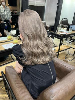 グレージュ　ミルクティーベージュ　ハイトーン