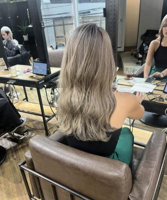 グレージュ　ミルクティーベージュ　ハイトーン