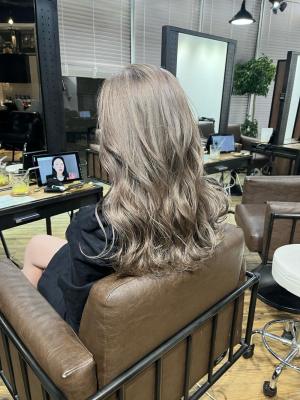 グレージュ　ミルクティーベージュ　ハイトーン