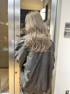 レイヤーカット　ミルクティーベージュ　ハイトーン