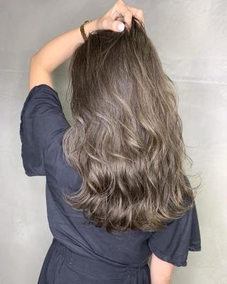 ホワイトベージュ　ハイライト　デザインカラー　ケアブリーチ