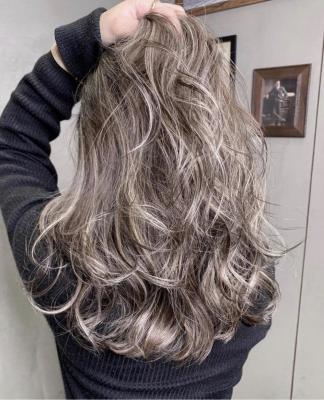 ホワイトベージュ　ハイライト　デザインカラー　ケアブリーチ